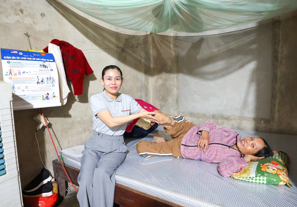 Bước chân mới ở tuổi 60: Hành trình tìm lại sự tự tin của người phụ nữ nạn nhân bom mìn
